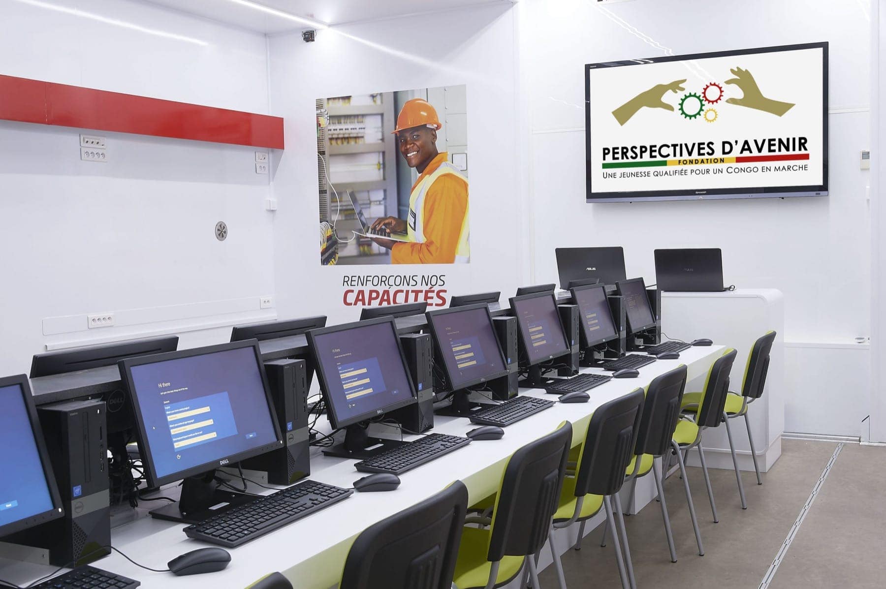 Salle informatique de 12 postes dans une unité mobile