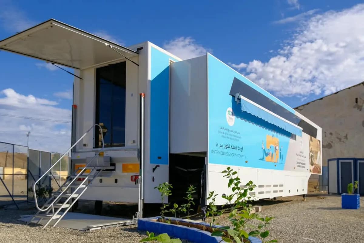 Unité ouverte sur site, auvent déployé et marches d’accès