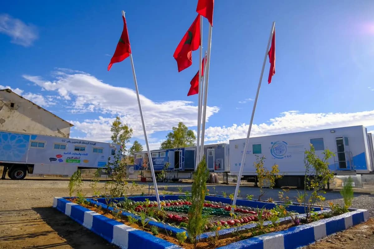 Le parc vu depuis l’entrée du site, drapeaux et allée centrale