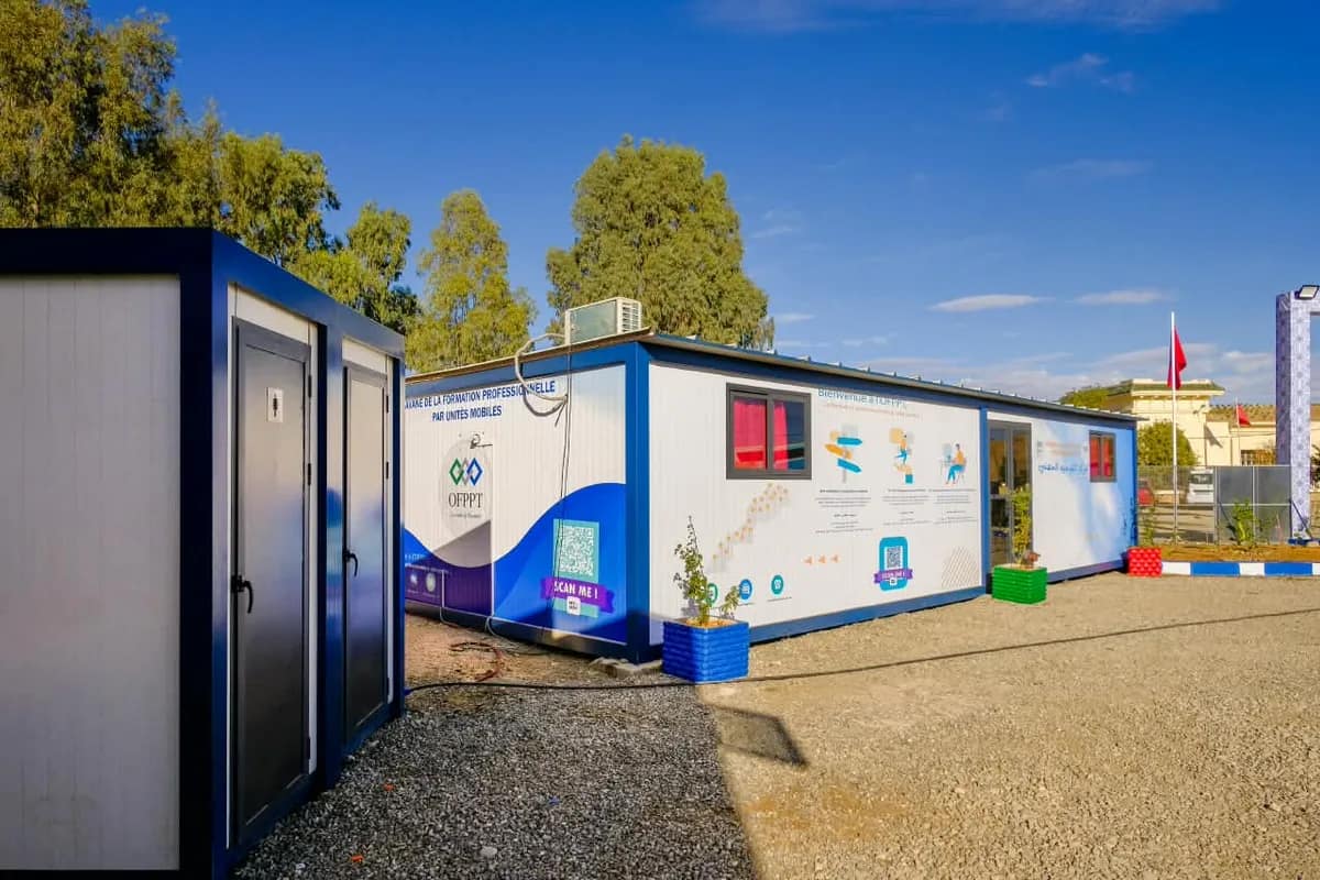 Unité et bloc sanitaire posés sur la plateforme