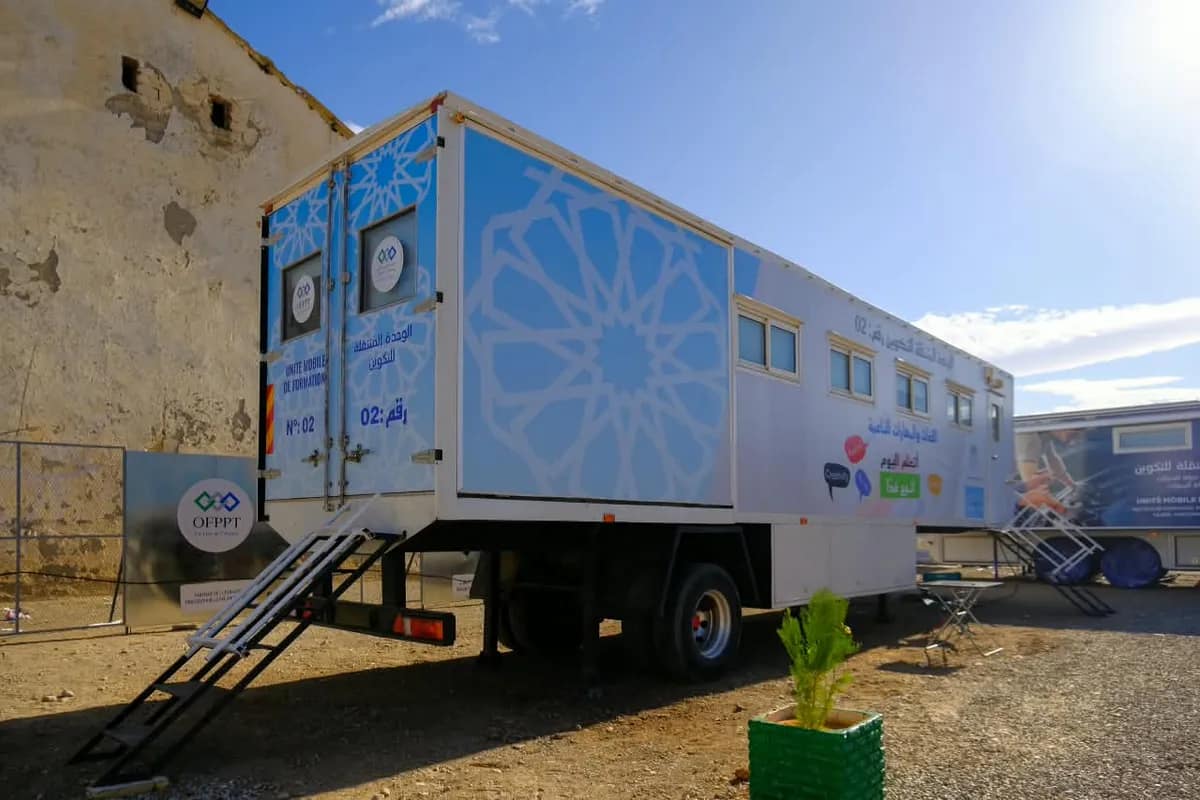 Unité habillée d’un motif géométrique, marches déployées