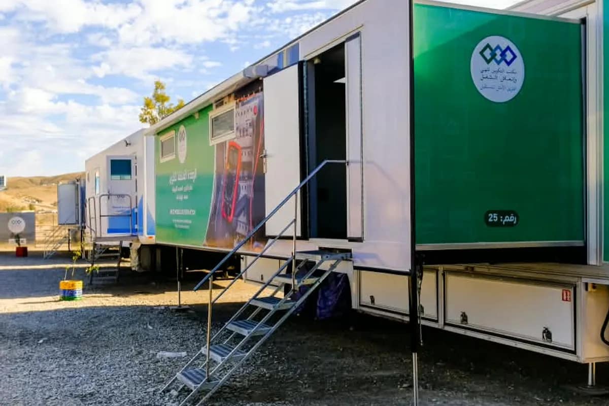 Unité ouverte, porte et marches d’accès, habillage vert