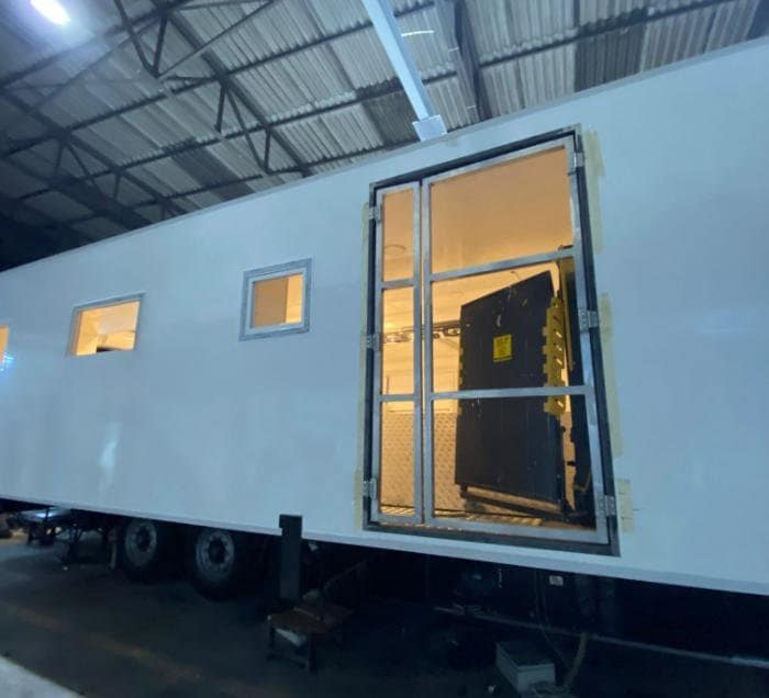 Caisse en atelier, ouvertures posées