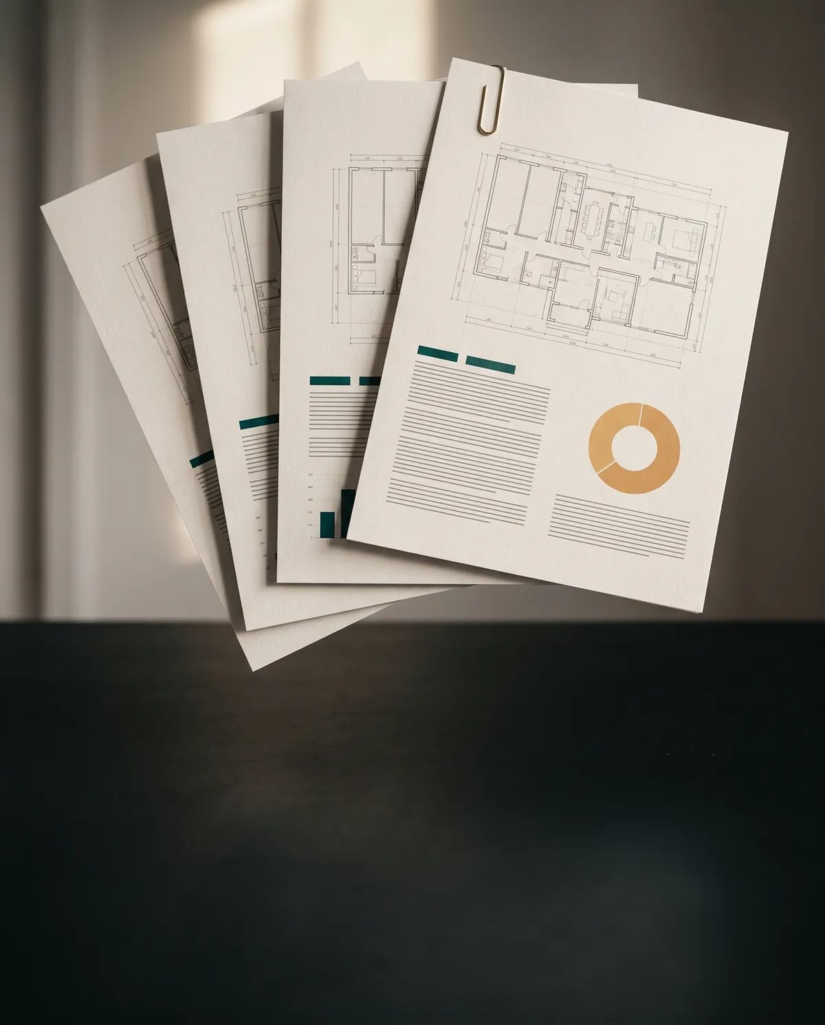 Quatre pages d'un pré-programme étalées en éventail : plan, calendrier, tableau et graphique