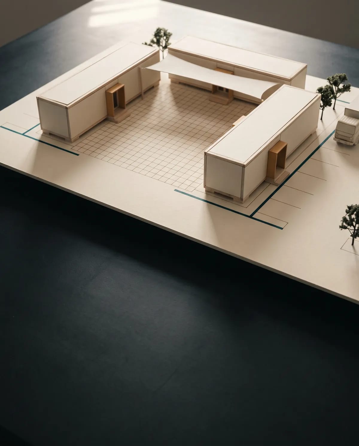 Une maquette d'implantation : trois unités mobiles disposées en U autour d'une toile d'ombrage