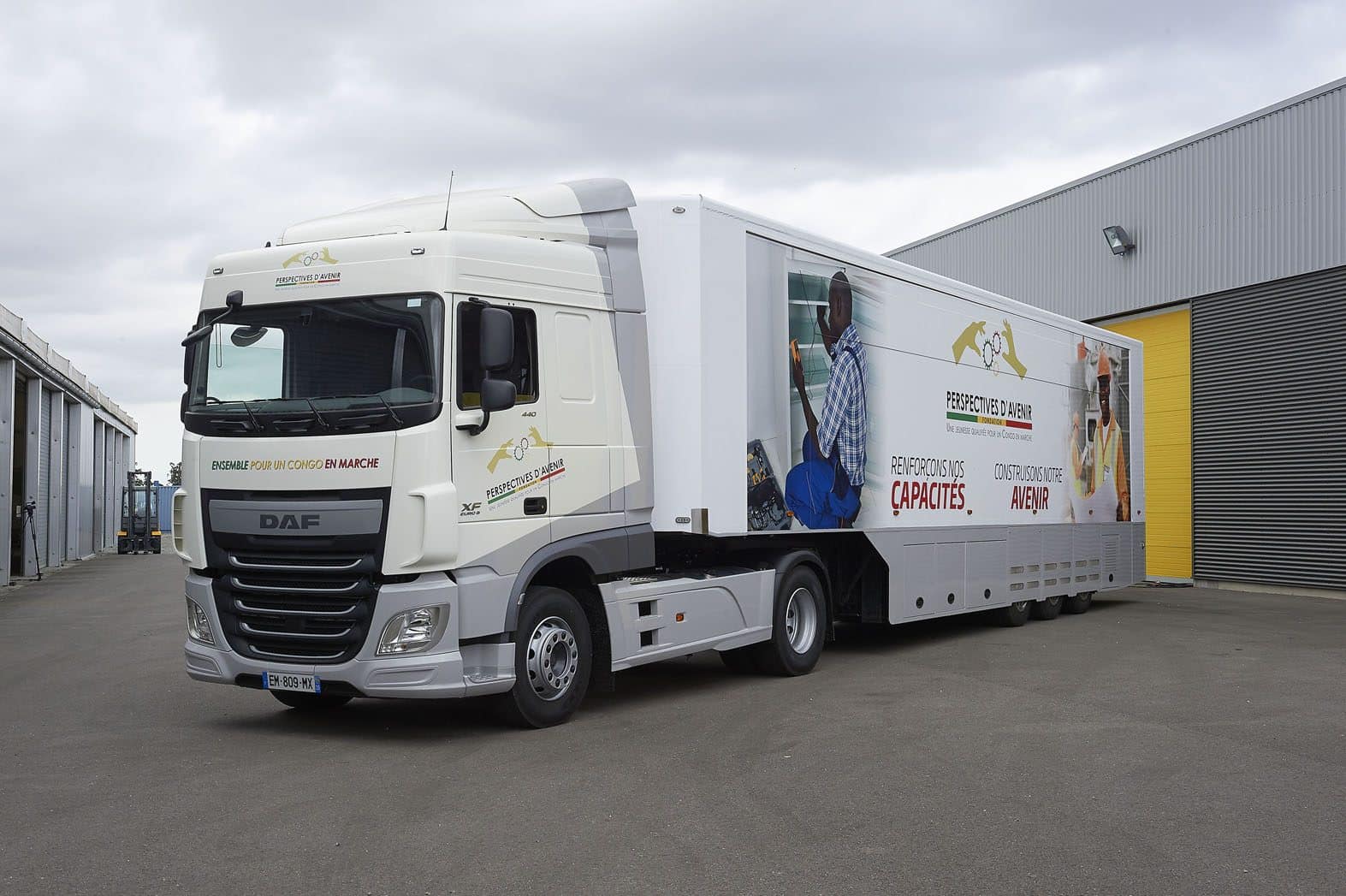 Unité mobile de formation de la caravane, habillée « Construisons notre avenir »